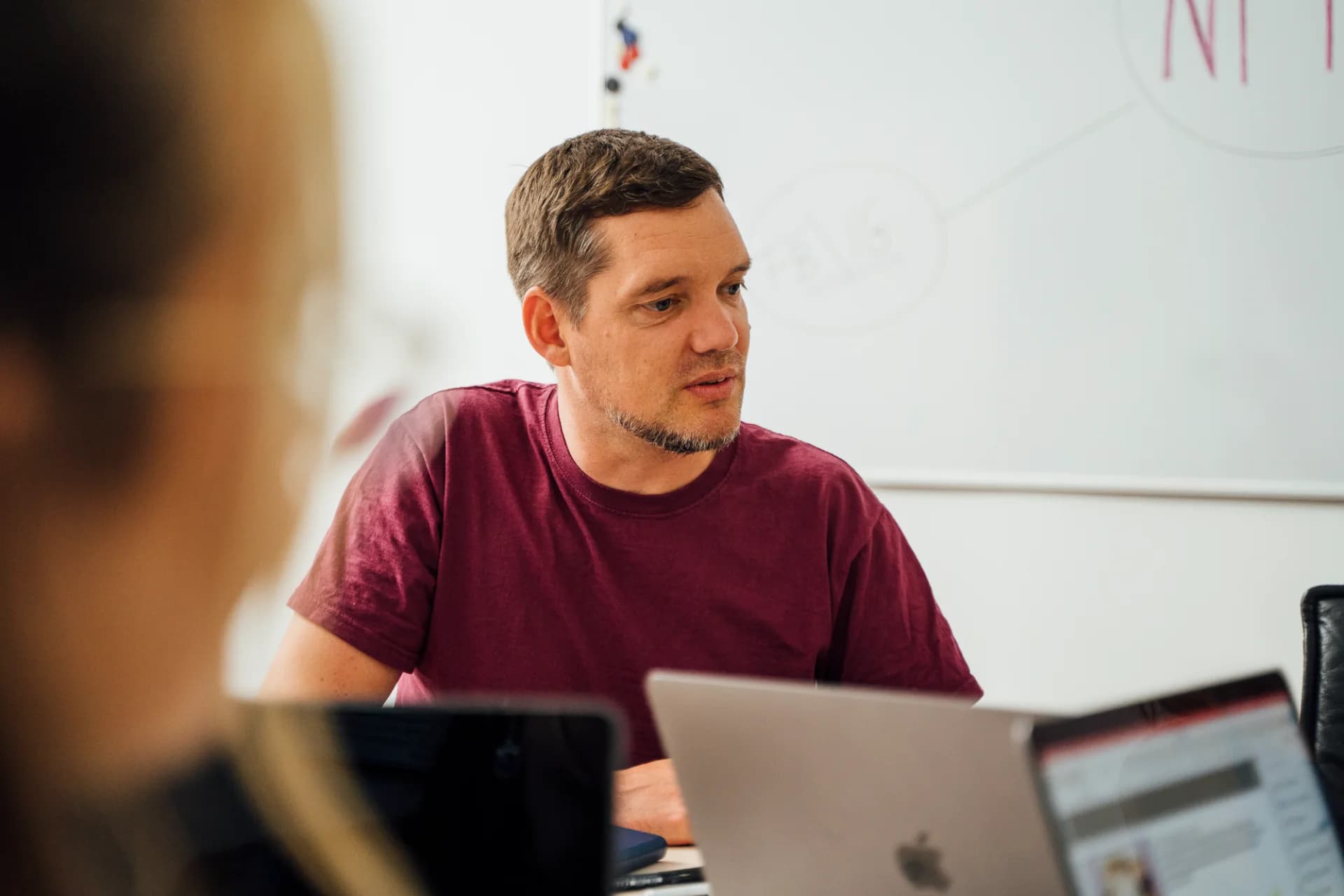 Social-Media-Berater im Strategiegespräch vor dem Whiteboard