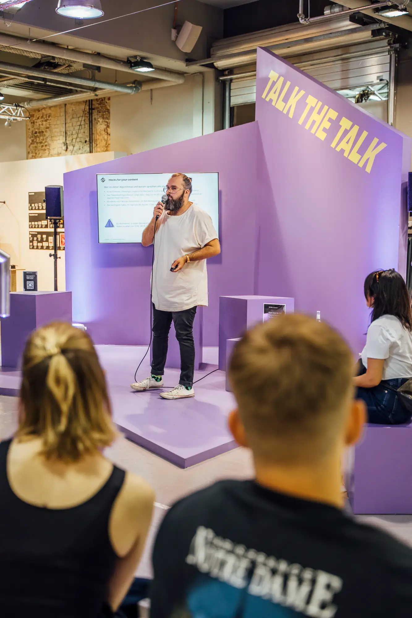 Konferenzvortrag zu Content-Hacks auf der Bühne Talk the Talk vor Publikum