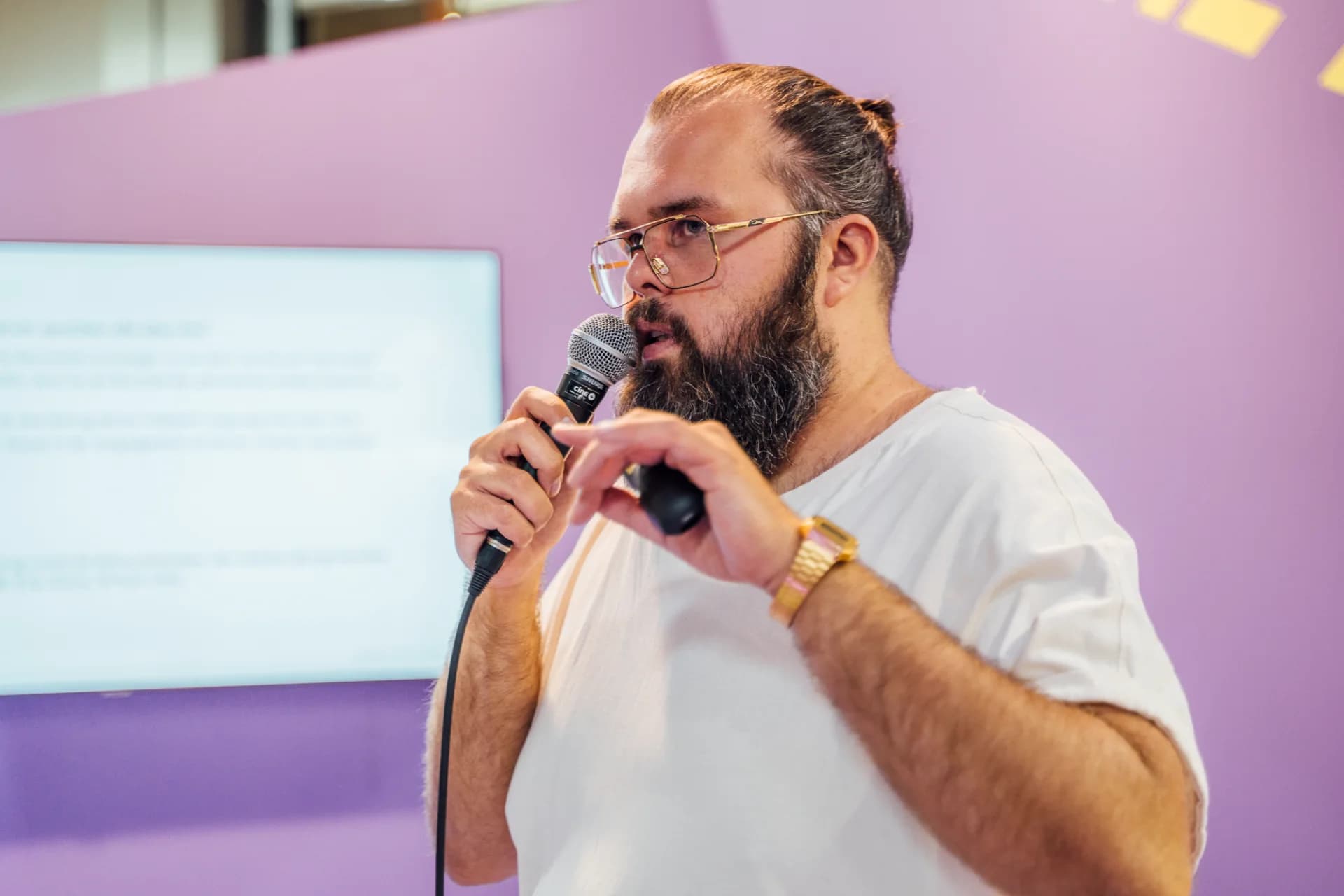 Speaker präsentiert Content-Strategie vor Publikum