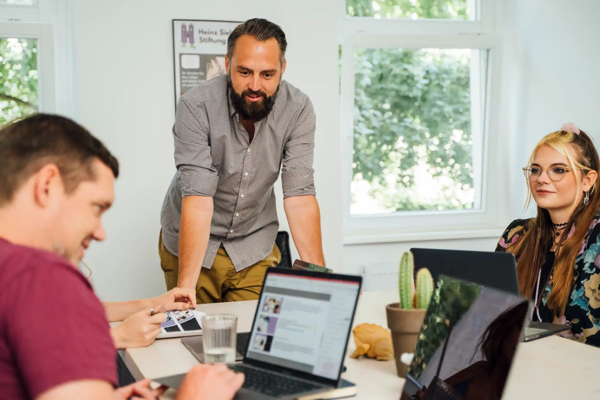 Workshop im Berliner Büro von famefact: Teamleiter erläutert die Content-Strategie